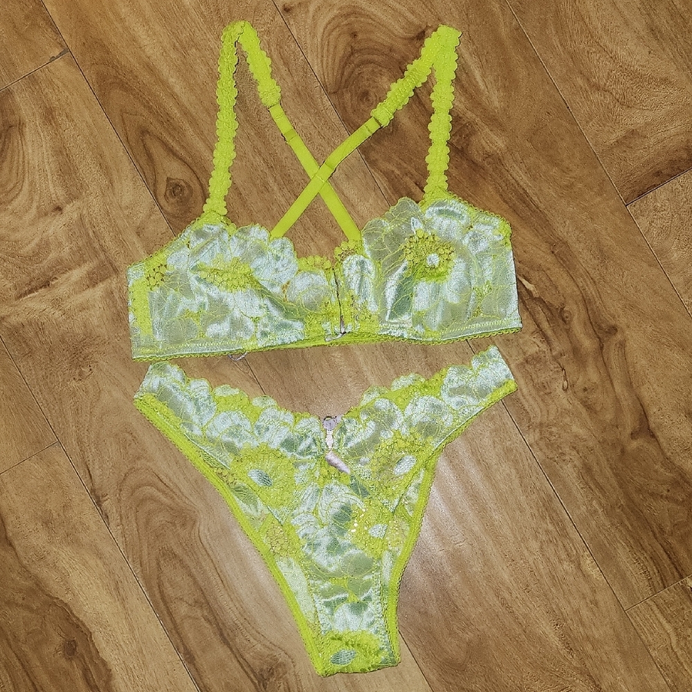NWT Savage X Fenty Green Lace Bralette
